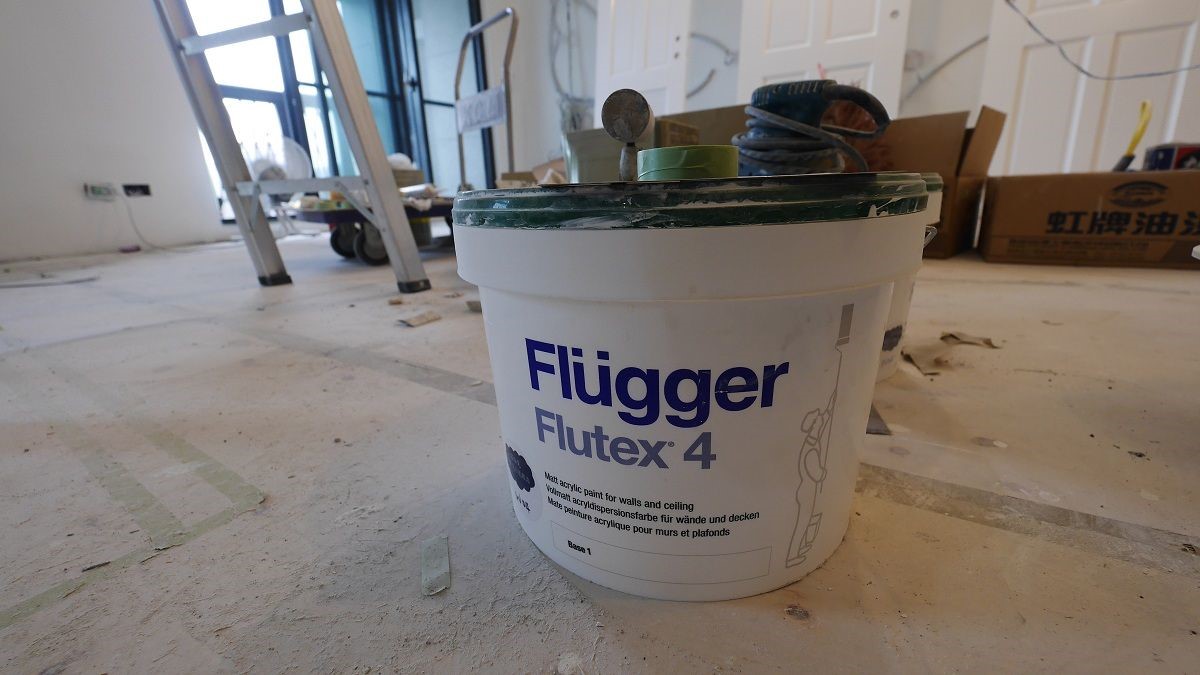 從木皮工廠回到工地後，現場已經在進行油漆工程，主臥